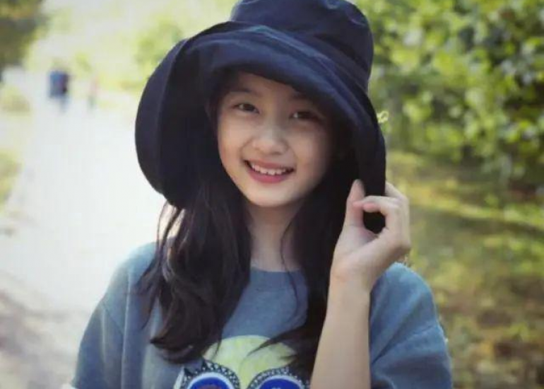 黃多多17歲穿搭 現身班級聚會，穿搭太成熟引熱議，網友：支持保守？